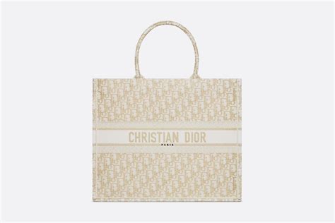 christian dior tas grijs|Dit is alles wat je moet weten over het Franse modehuis Dior.